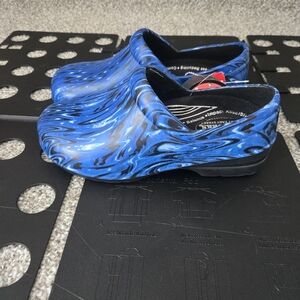 Easy Works by Easy Street Leeza WOMENS Blue Black Slip On Clogs Mules (6)